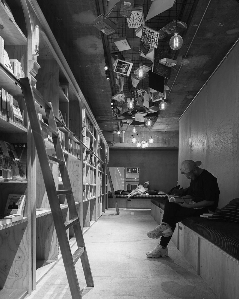 В Токио открылся необычный книжный хостел