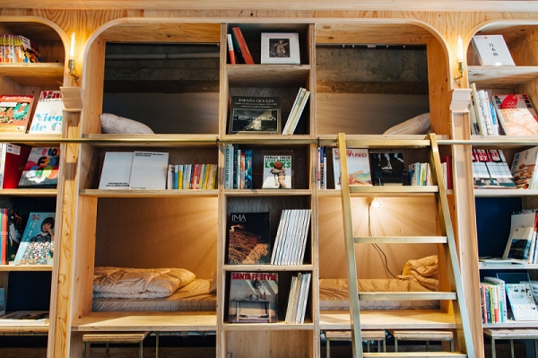 В Токио открылся необычный книжный хостел